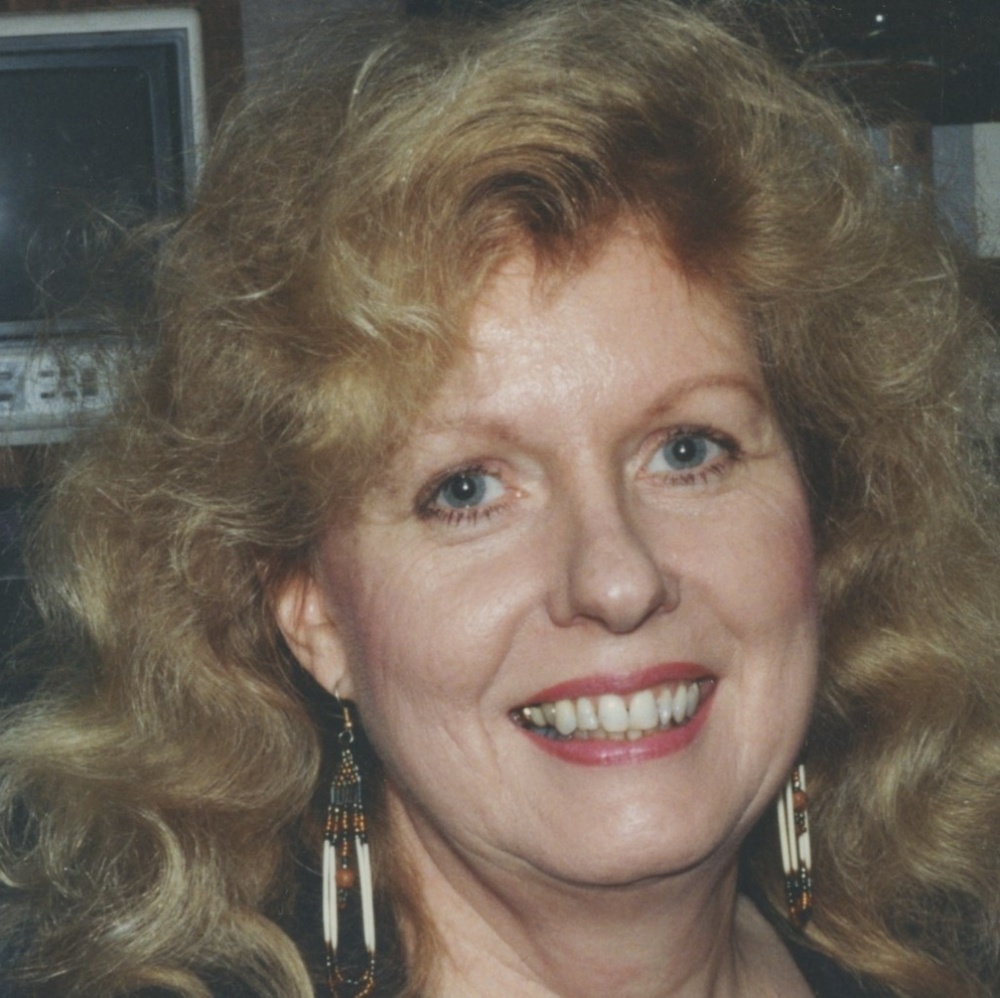 Meet The Artist!! Myrth Loring